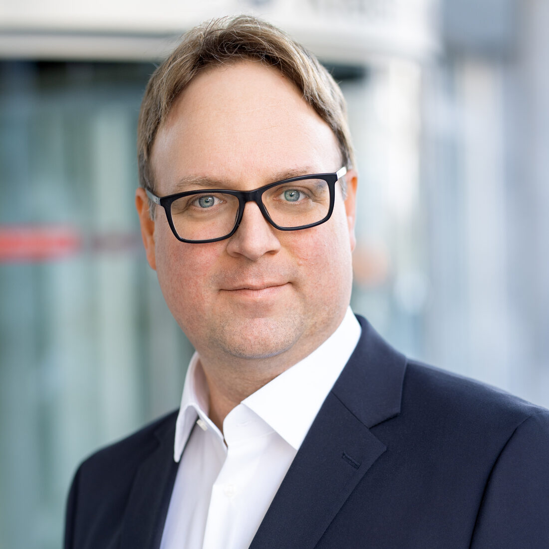 Dr. med. Marco Speicher im Anzug