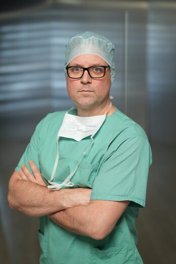 Dr. med. Marco Speicher im OP-Kittel